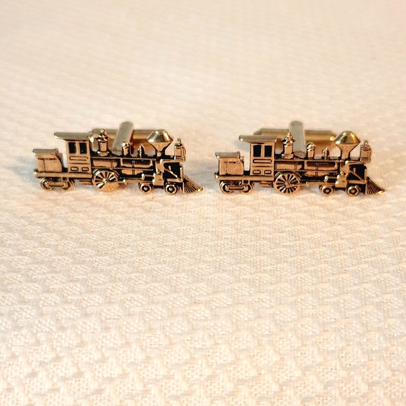 3pc Hickok Train Tie Clip and Cufflinks Signed Gold Tone Vintage Cuff Link Set - Picture 2 of 5